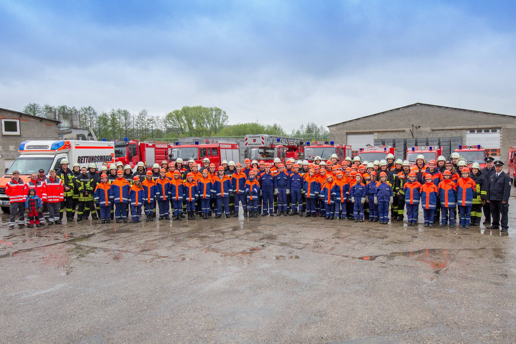 Viele Kinder in Feuerwehruniformen