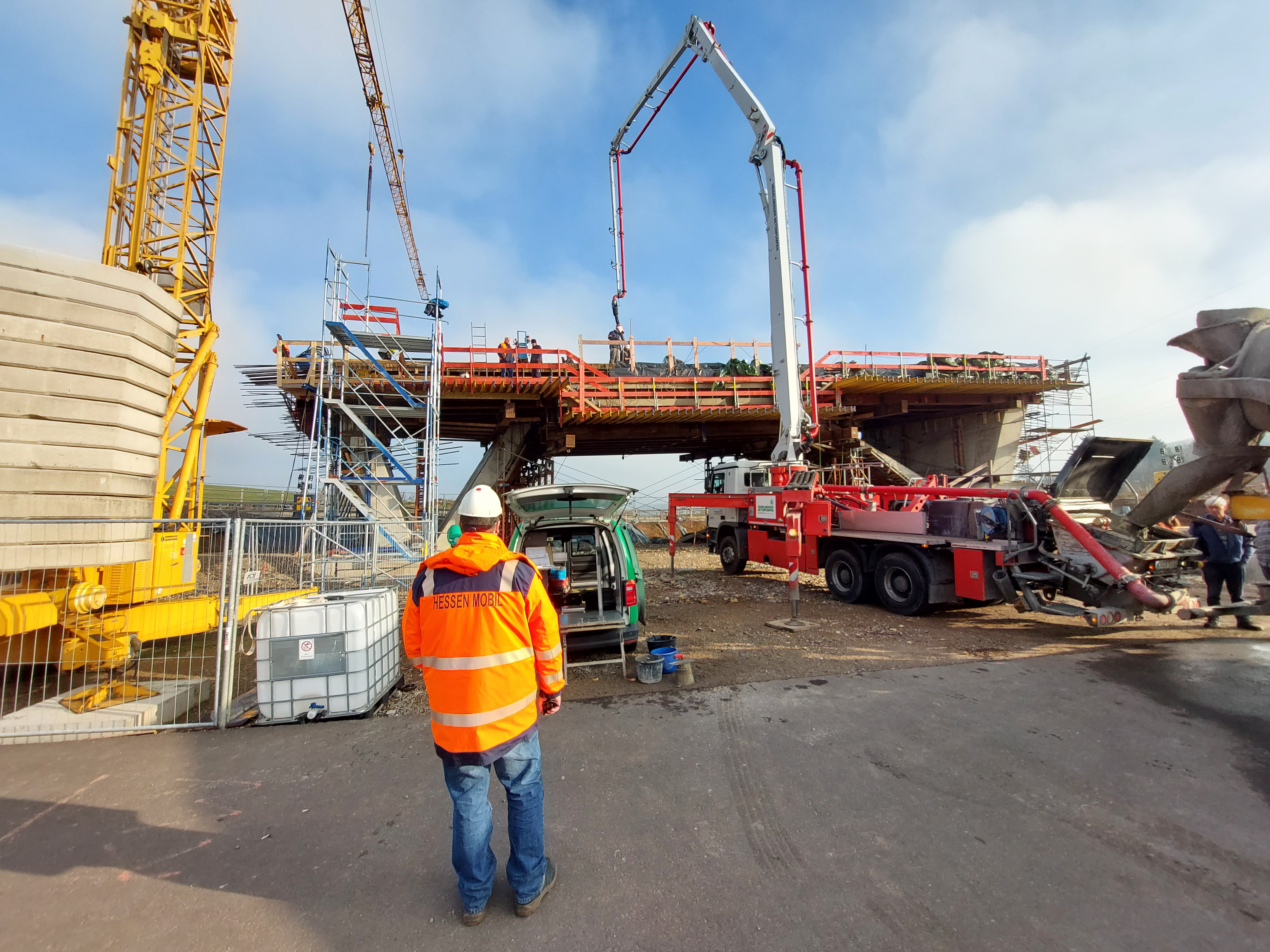 Der Beton wird mittels Betonpumpe in das Bauwerk eingebaut