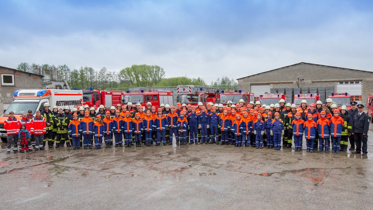 Viele Kinder in Feuerwehruniformen